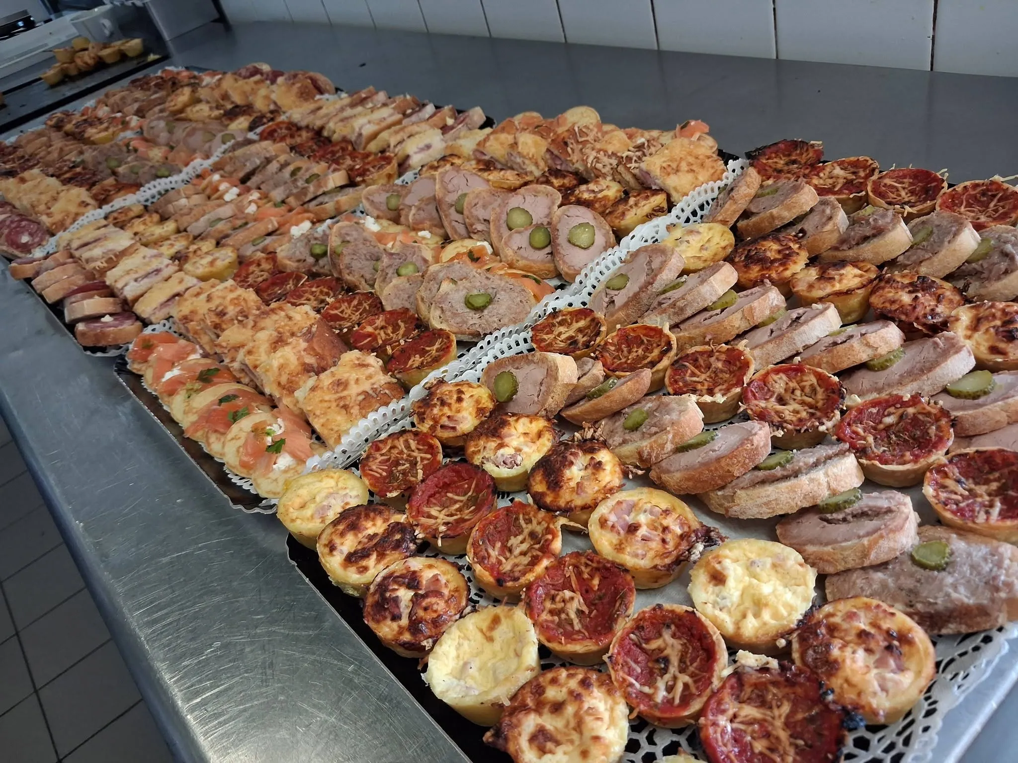 Grand assortiment de bouchées salées préparé pour un buffet