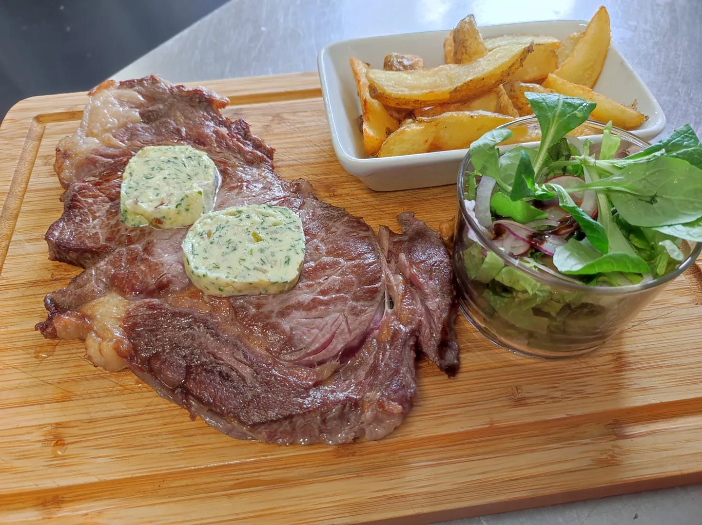 Entrecôte grillée avec pommes de terre rôties et salade servie au restaurant Le Corgnacois à Corgnac-sur-l’Isle
