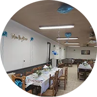 Salle de restaurant décorée avec des ballons pour un repas festif