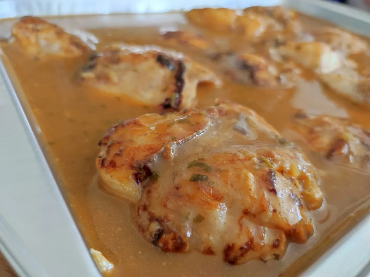 Plat nappé de sauce crémeuse et garni de lamelles de truffe dans une barquette