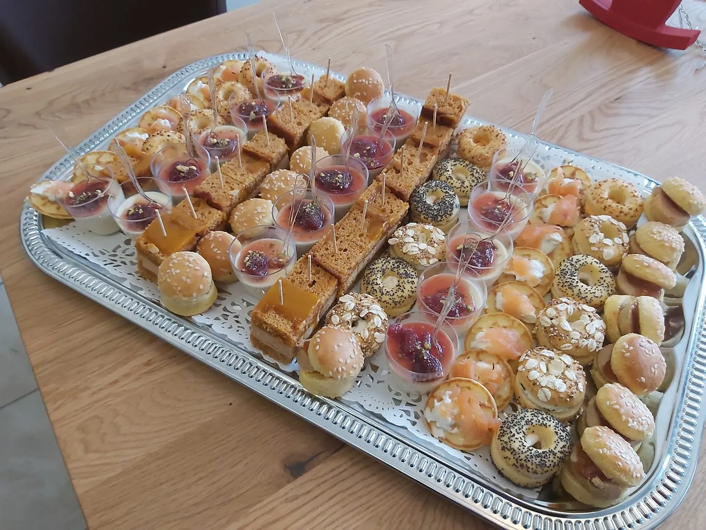 Plateau de bouchées apéritives avec mini-bagels, verrines et saumon