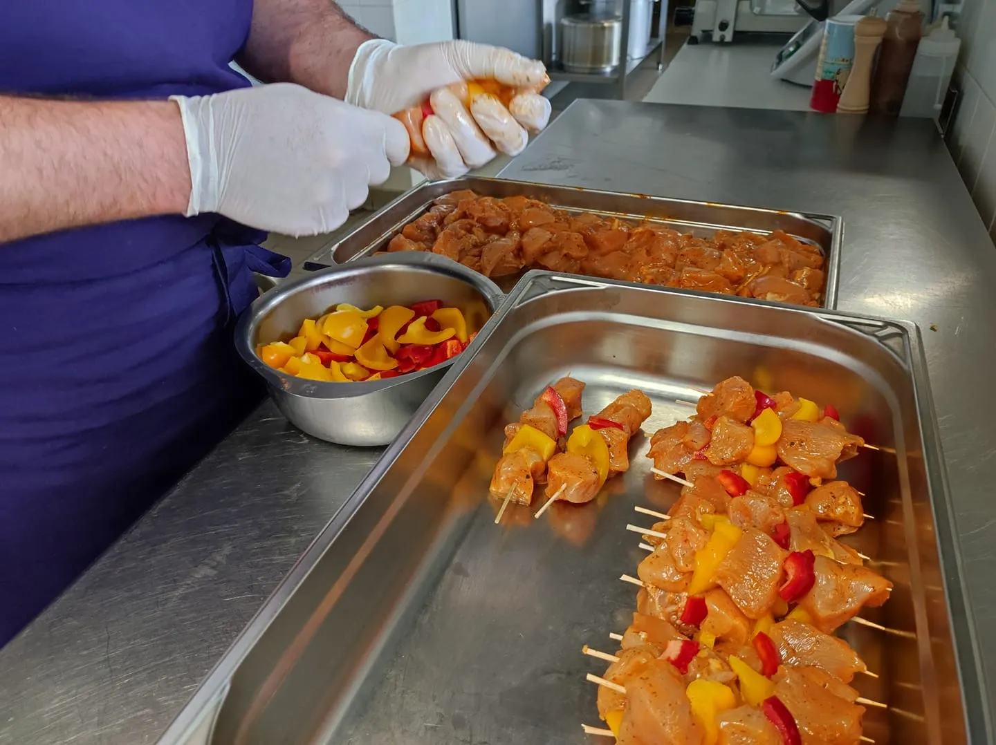 Préparation de brochettes de poulet et de poivrons dans la cuisine