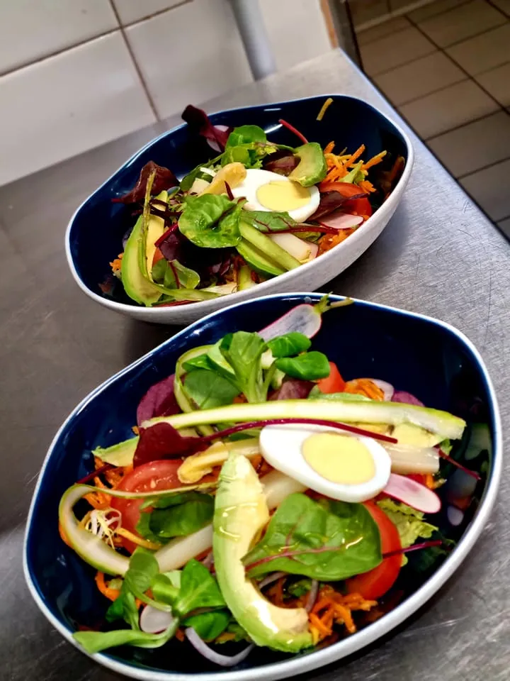 Deux salades composées avec avocat, œuf et légumes frais