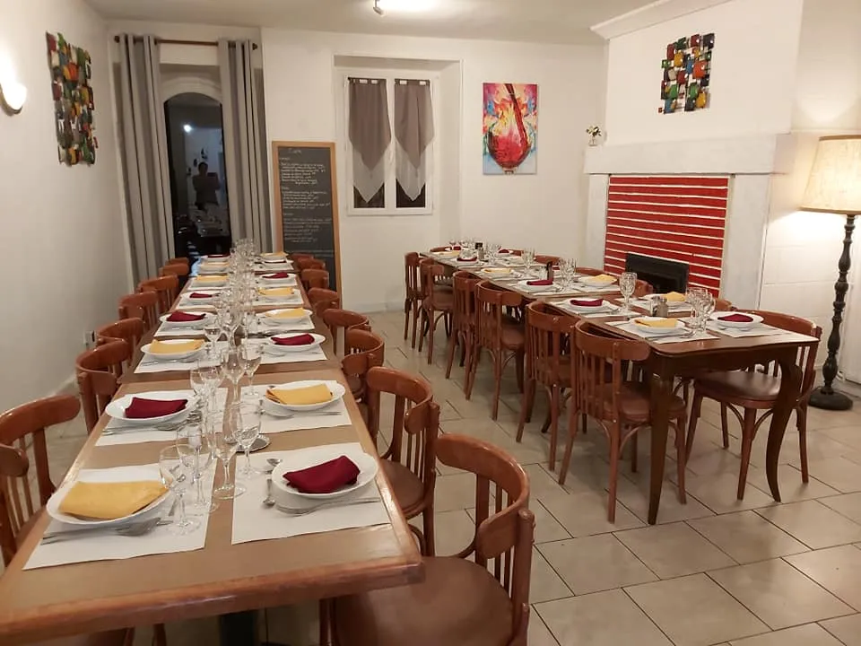 Salle du restaurant avec tables dressées et cheminée