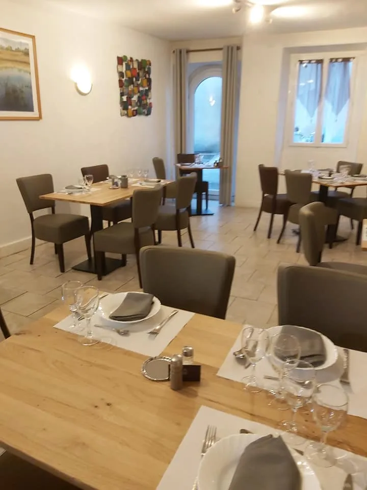 Salle lumineuse du restaurant avec tables en bois dressées