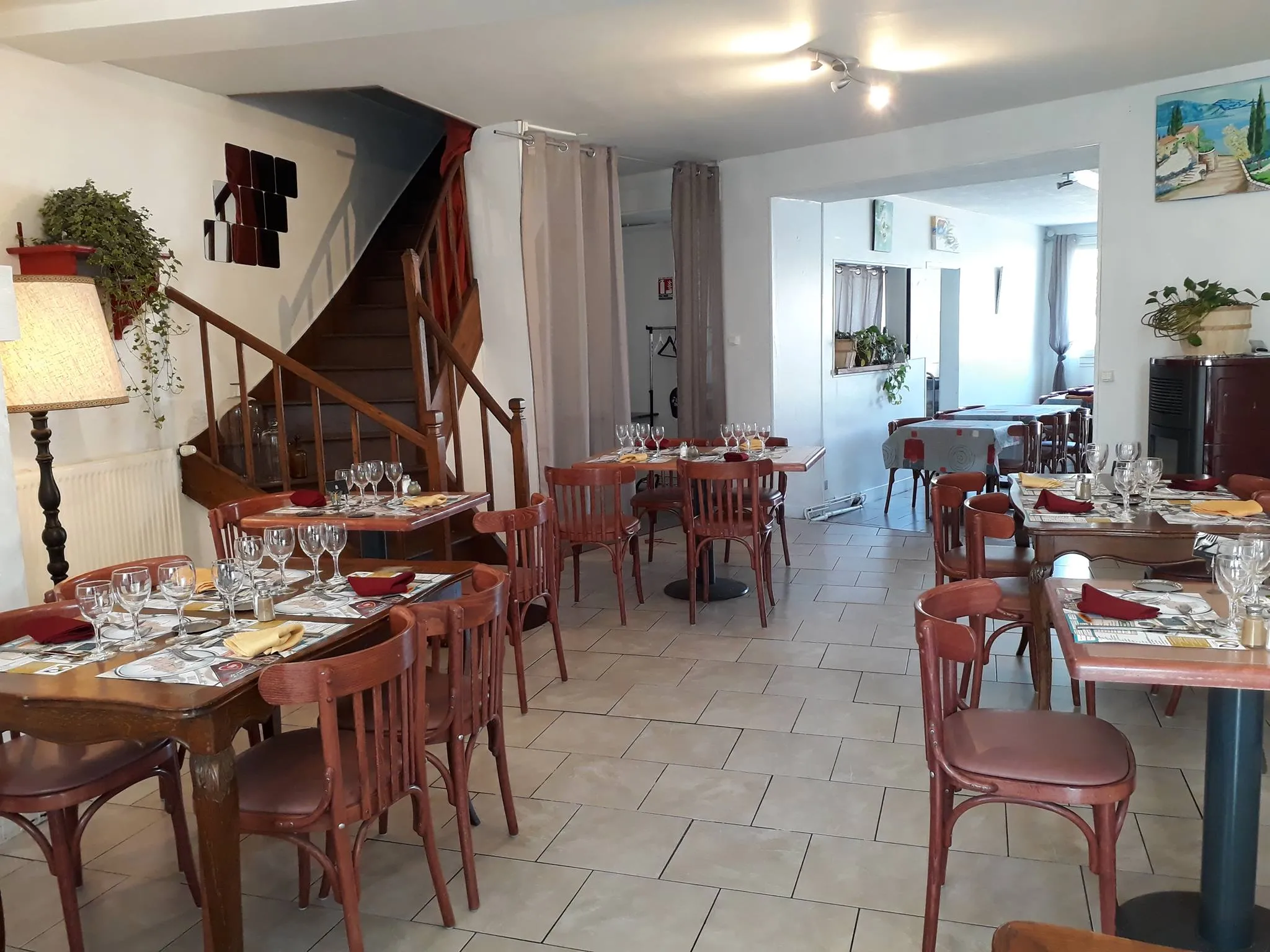 Salle du restaurant avec tables en bois dressées