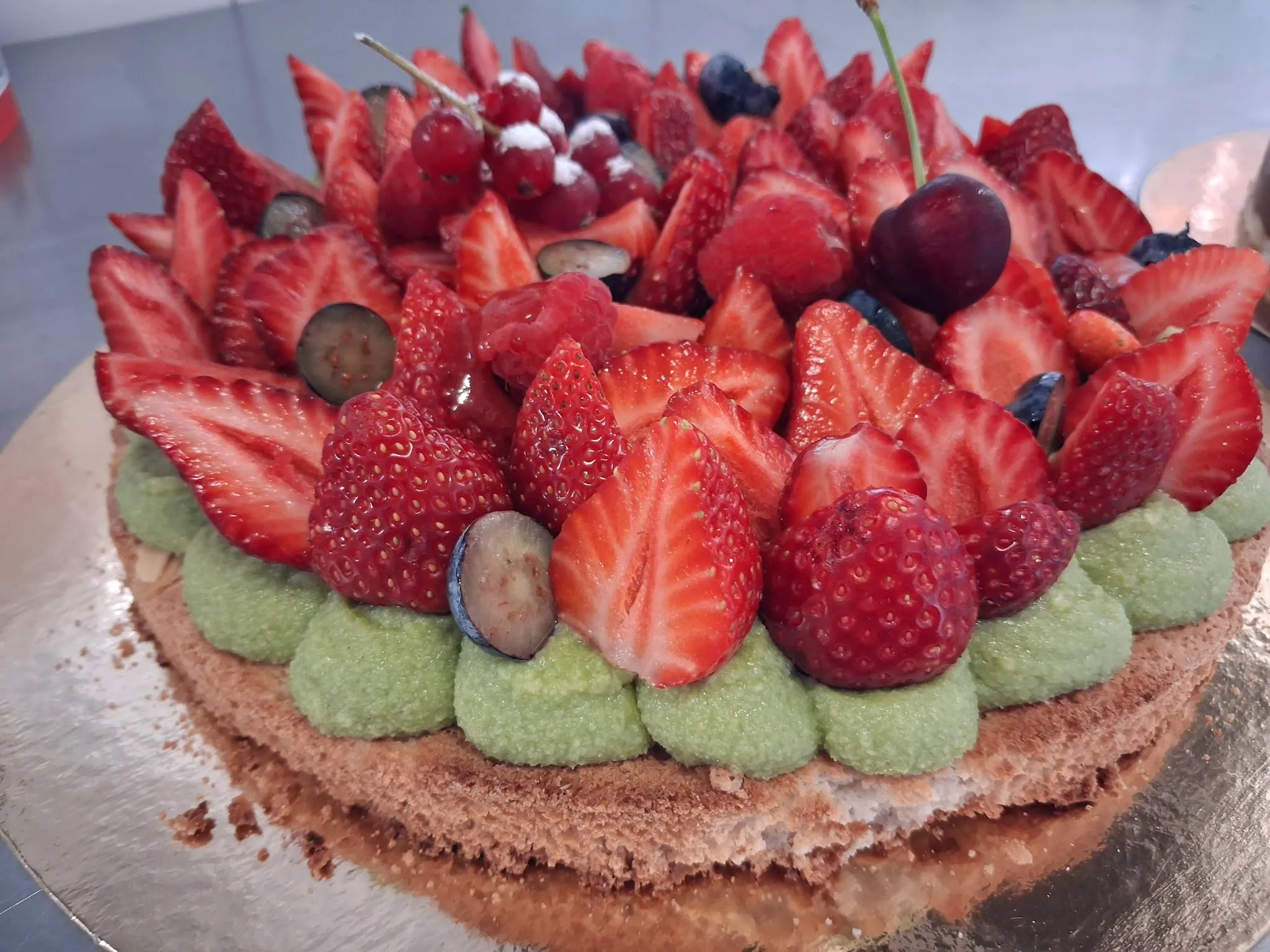 Tarte garnie de fraises, framboises, myrtilles et cerises